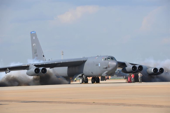 Tải trọng vũ khí của B-52 khoảng trên 30 tấn. B-52 có thể mang 12-20 tên lửa hành trình ALCM hoặc 8 tên lửa hành trình ACM.