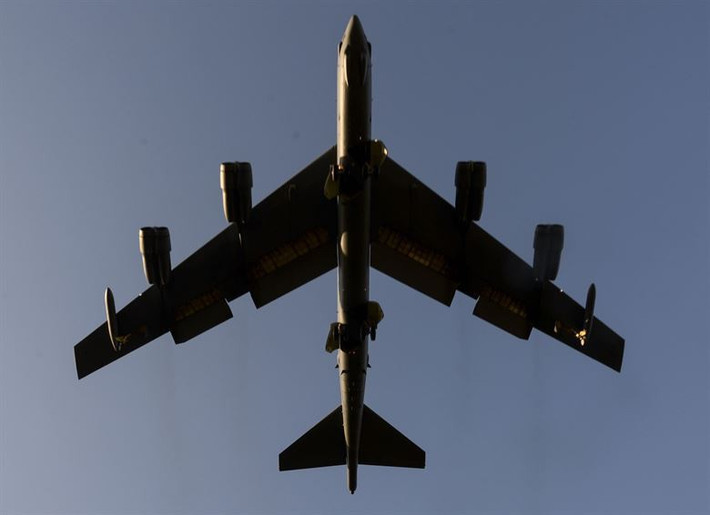 B-52 được miêu tả là trút bom như mưa, tiếng bom rơi xé không khí, gầm rít ghê rợn như dông bão.