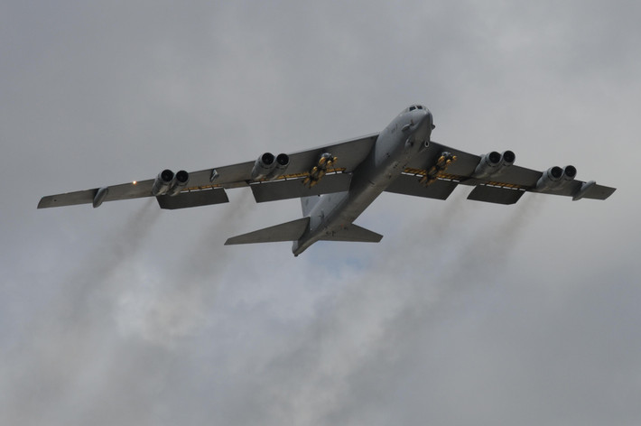 Hai mẫu YB-52 và XB-52 bay thử lần đầu năm 1952. Sau đó, qua 8 lần cải tiến, Mỹ sản xuất tổng cộng 744 chiếc B-52 và đến nay, B-52 vẫn nằm trong lực lượng máy bay ném bom chiến lược Mỹ.