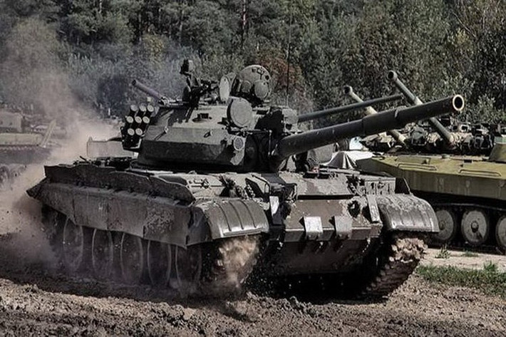 Vũ khí chủ lực của T-62M vẫn là pháo nòng trơn U-5TS 115mm với bọng hút khói ở 2/3 thân nòng, tốc độ bắn trung bình 4 phát/phút.