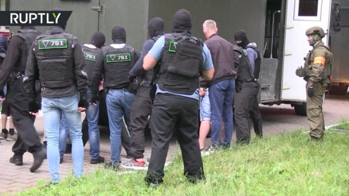 Theo ông Mezentsev, Nga đã gửi một công hàm tới Bộ Ngoại giao Belarus yêu cầu các nhân viên của đại sứ quán Nga tại Minsk được tiếp cận những người bị bắt.