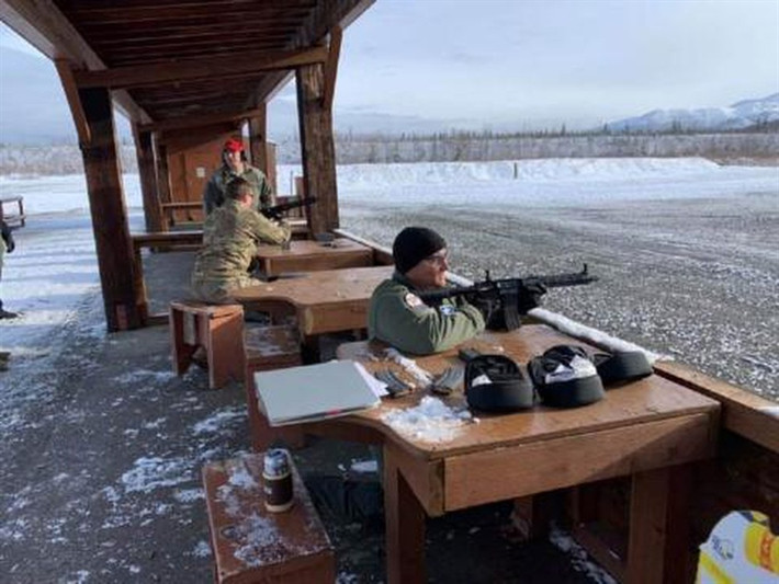 Khẩu GAU-5/A là mẫu súng cải tiến từ súng trường M4, có đặc điểm gọn nhẹ và độ tin cậy cao, đạt tầm bắn hiệu quả khoảng 200 m. Súng có thiết kế đặc biệt để có thể nhét vừa trong bộ thiết bị sinh tồn gắn dưới ghế thoát hiểm của tiêm kích.