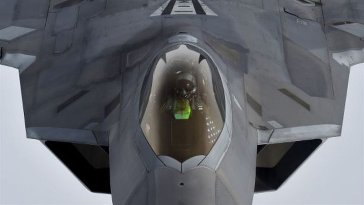 Giới chuyên gia Mỹ cho rằng việc trang bị súng trường GAU-5/A cho phi công tiêm kích tàng hình F-22 là động thái "lo xa" của Mỹ, bởi chiến đấu cơ thế hệ 5 này sở hữu những tính năng tàng hình và công nghệ ưu việt, khó có thể bị bắn rơi trên chiến trường.