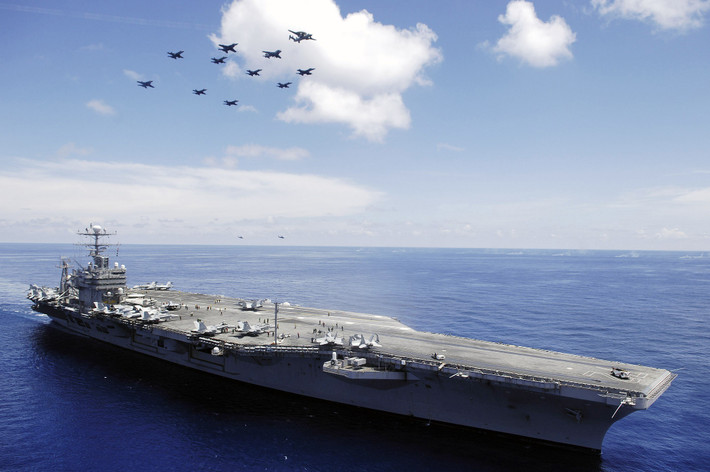 Vũ khí của USS Abraham Lincoln gồm hai bệ phóng tên lửa tầm trung RIM-7 Sea Sparrow, hai bệ tên lửa tầm ngắn RIM-116 và hai tổ hợp phòng thủ cực gần Phalanx. Chúng đủ sức tạo ra "lưới lửa" đánh chặn nhiều vũ khí của Iran trong trường hợp các quả đạn đối phương vượt qua lá chắn phòng thủ của các chiến hạm hộ tống.