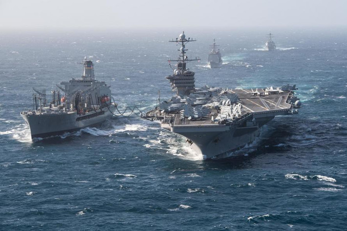 Đi kèm USS Abraham Lincoln là Không đoàn tàu sân bay số 7. Đơn vị này được biên chế hàng chục máy bay các loại, trong đó một nửa là tiêm kích đa năng F/A-18E/F Super Hornet. Các phi đội F/A-18 thường nhận nhiệm vụ tấn công tầm xa, tuần tra và làm chủ không phận trong mọi chiến dịch của hải quân Mỹ.