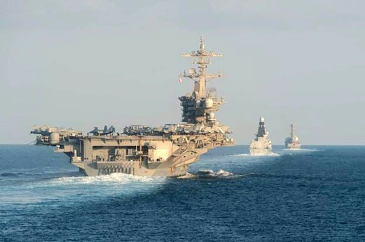 Chuyến di chuyển qua eo biển Hormuz của nhóm tàu sân bay Abraham Lincoln diễn ra không lâu sau khi Tư lệnh Vệ binh Cách mạng Hồi giáo Iran (IRGC) Hossein Salami cho rằng "tàu sân bay đối phương" sẽ không thể an toàn nếu áp sát bờ biển nước này.