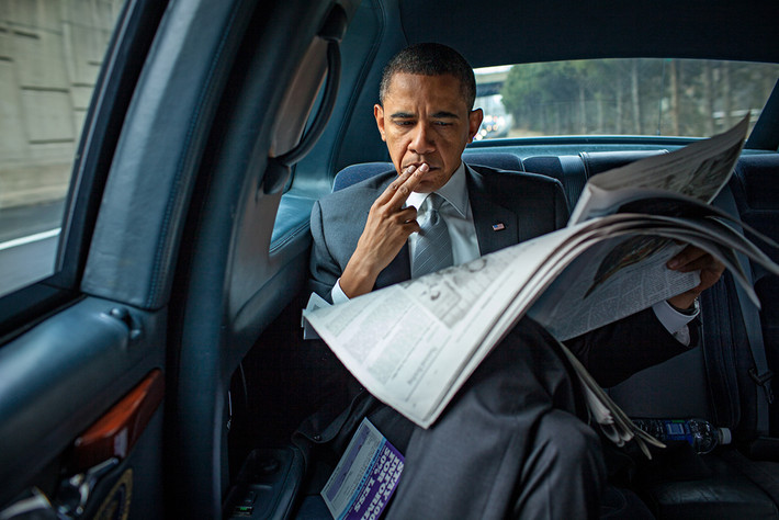 Ông Obama đọc báo sáng trên đường tới Nhà Trắng ngày 19/1/2010. Trong một khoảnh khắc, ông ngước lên và hỏi bà Shell: "Thế giới ngoài kia thế nào? Người ta nói với chị những gì về tôi?". Lúc này, tổng thống thứ 44 của Mỹ đã tại nhiệm được một năm. Nữ nhiếp ảnh gia nói bức ảnh này đã cho thấy ông đã đi xa thế nào từ những ngày đầu họ biết nhau.