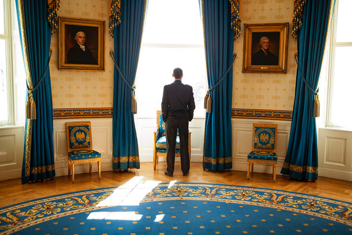 Trong những ngày đầu nhiệm kỳ, ông Obama thường nói với bà Shell: "Tôi cảm thấy như đang sống trong một bảo tàng". Bà đáp làm tổng thống là "công việc cô đơn nhất dù bạn không bao giờ ở một mình". Mọi người luôn hỏi bà liệu ông Obama có thay đổi sau những năm ở Nhà Trắng. "Tôi thực sự tin rằng Nhà Trắng tiết lộ bạn là ai", bà nói. "Tôi không nghĩ nó thay đổi bạn". (Trong ảnh, ông Obama đứng nhìn ra cửa sổ ở Phòng Lam của Nhà Trắng trong khi chờ đợi một sự kiện vào ngày 23/1/2009).