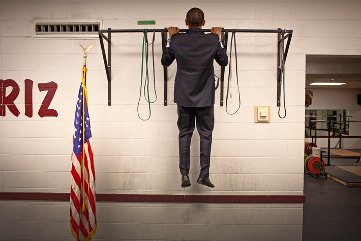 Trong tấm ảnh được chụp tại Missoula, bang Montana, ngày 5/4/2008, ông Obama tranh thủ hít xà đơn trước khi ra phát biểu. Bà Shell cho biết ông hít ba cái một cách dễ dàng, trong khi hai nhân viên của đội ngũ tranh cử hít chỉ một hay hai cái. "Giữa các cuộc mít tinh lớn, khi chúng ta chờ đợi để được giới thiệu hoặc chờ đợi để bước ra, ông Obama luôn tràn đầy năng lượng", bà nói.