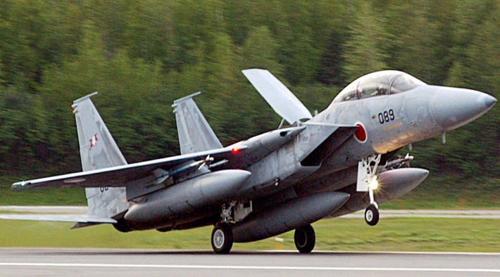 "Xét về tổng thể các phẩm chất, hiện tại chỉ có Su-35S là tạm đủ khả năng đối đầu trực diện với những tiêm kích F-15J cũng như F-2 nâng cấp mang radar AESA tối tân của Nhật Bản".