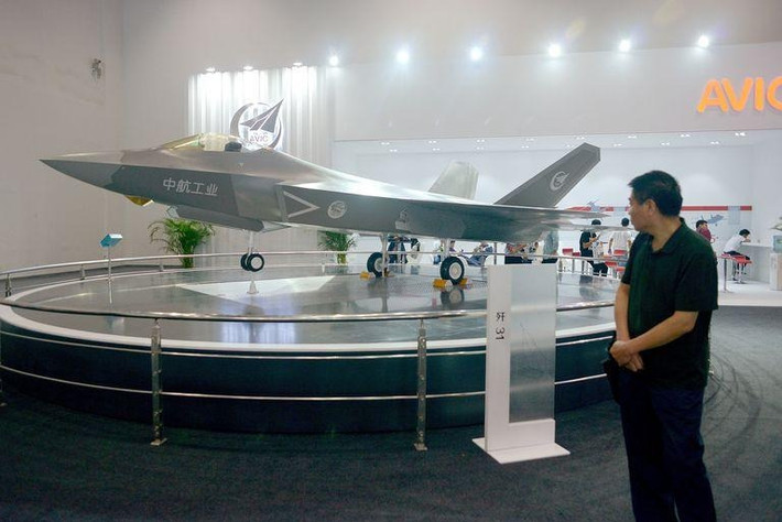Pakistan được cho là sẽ mua ít nhất 250 chiếc JF-17, sẽ được phối hợp cùng J-10CE và tiêm kích tàng hình FC-31 (bản xuất khẩu của J-31)