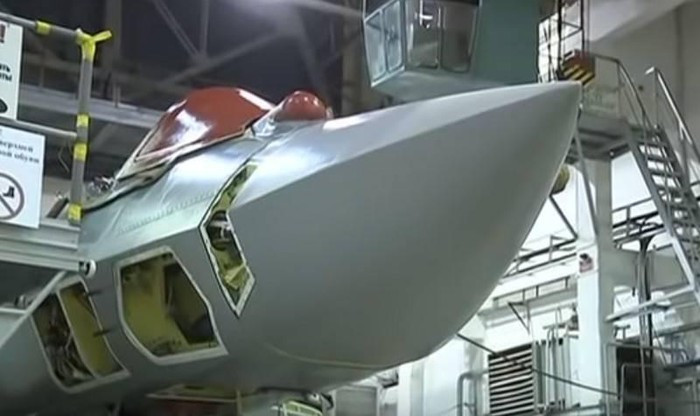 Điều thú vị là hình ảnh cho thấy rõ ràng hệ thống tìm kiếm và theo dõi hồng ngoại 101KS-V (IRST) của Su-57 được lắp đặt ở mũi. Cũng có thể nhìn thấy đầu tiếp nhiên liệu trên không và nắp chụp radar không sơn của nó.