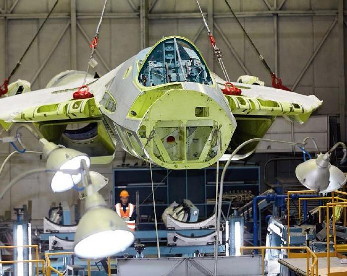 Như vậy không lâu sau khi công bố hình ảnh chiếc Su-57 sản xuất loạt thứ hai đang trên dây chuyền lắp ráp thì tình trạng của chiếc chiến đấu cơ tàng hình này đã gần như được hoàn thiện.