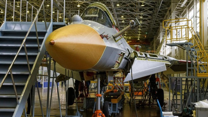 Mới đây, hình ảnh của tiêm kích Su-57 sản xuất loạt thứ hai trong lô chế tạo đầu tiên đã được cung cấp cho báo chí nhân chuyến thăm của Bộ trưởng Quốc phòng Liên bang Nga - Đại tướng Sergei Shoigu.
