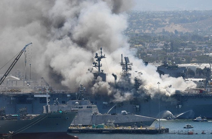 Tàu đổ bộ tấn công USS Richard (LHD-6) là một trong tám tàu đổ bộ thuộc lớp Wasp, được hạ thủy ngày 14 tháng 3 năm 1997 và chính thức biên chế vào hải quân Hoa Kỳ trong năm 1998, cảng nhà tại căn cứ hải quân San Diego. Tàu có lượng giãn nước đầy tải 40.358 tấn, dài 257m, rộng 32m, mớn nước 8.2m, trang bị máy chính công suất 70.000 mã lực cho phép nó có thể di chuyển với vận tốc 22 hải lý/h. Tầm hoạt động 17.600km với tốc độ 18 hải lý/h.