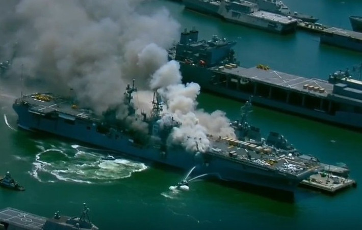 Theo The Drive, các nhà chức trách Mỹ vừa đưa ra quyết định loại biên tàu đổ bộ tấn công USS Bonhomme Richard bị cháy hồi tháng 7/2020 với lý do kinh phí sửa chữa, hoán cải quá cao, thậm chí còn hơn cả đóng mới một con tàu khác. Ảnh: Tàu đổ bộ USS Bonhomme Richard bốc cháy tại quân cảng hồi tháng 7/2020.