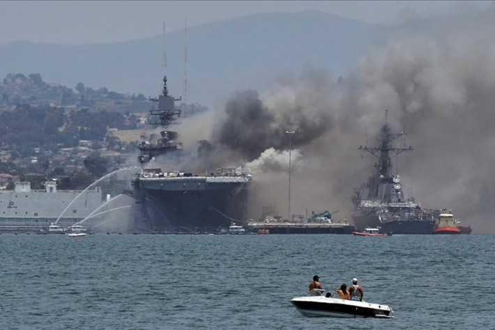 Một phương án sửa chữa khác ít tốn kém hơn là cải hoán USS Bonhomme Richard thành tàu bệnh viện hoặc tàu hậu cần phục vụ tàu ngầm, nhưng cũng đòi hỏi mức chi phí hơn 1 tỷ USD.
