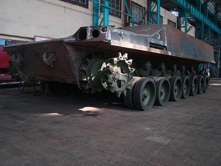 Một vài năm trước, những bức ảnh chụp một tòa nhà bỏ hoang đã xuất hiện, trong đó có khung gầm của chiếc xe chiến đấu bộ binh BMP-80 trong tình trạng xuống cấp nặng nề.
