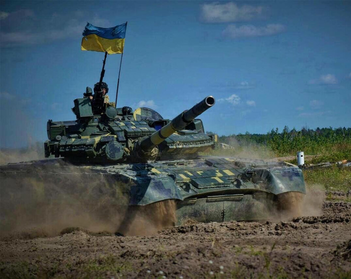 Phần khung gầm của BMP-80 được vay mượn hoàn toàn từ T-80, mỗi bên có thêm một hàng bánh chịu lực nữa giúp cho khoang chứa quân được kéo dài.