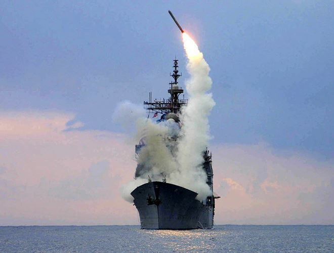 Không chỉ vậy, Tomahawk còn có thể đọc địa hình theo chiều thẳng đứng để so sánh với bản đồ số được nạp sẵn, giúp tên lửa di chuyển an toàn và chính xác hơn.