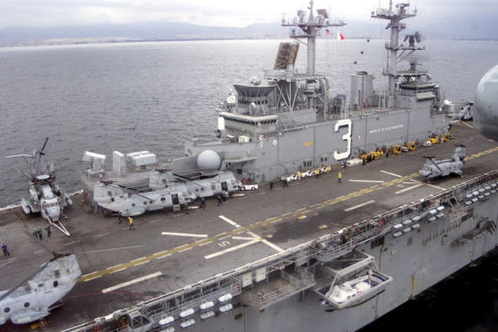 Tàu đổ bộ USS Kearsarge (LHD-3) được khởi đóng ngày 6/2/1990, hạ thủy ngày 26/3/1992 và chính thức làm nhiệm vụ từ ngày 16/10/1993, như vậy nó đã được gần 27 tuổi.