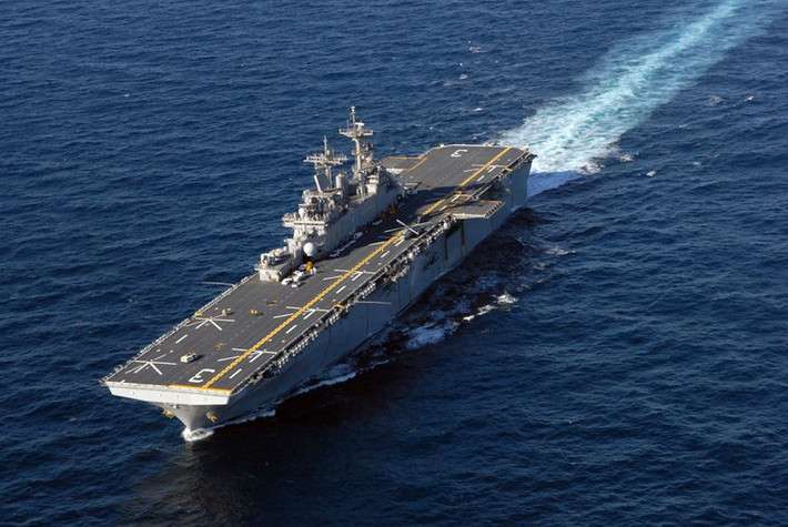 Thông thường LHD-3 sẽ mang theo 6 chiếc AV-8B Harrier, 4 trực thăng tấn công AH-1W Super Cobra, 12 trực thăng vận tải CH-46 Sea Knight; hoặc 4 máy bay cánh quạt lật MV-22 Osprey, 4 trực thăng vận tải hạng nặng CH-53 Sea Stallion và 3 - 4 trực thăng đa dụng UH-1N Huey.