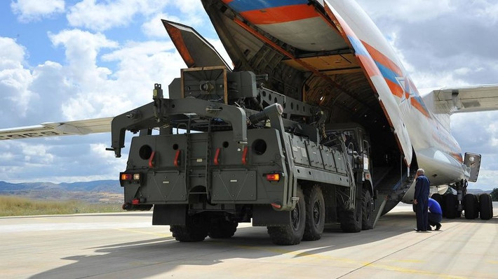 Lý do giải thích vấn đề này có thể là bởi hệ thống S-400 đã bị khóa mã để không thể bắn vào máy bay Nga, hoặc đơn giản hơn đó là giữa hai nước có thỏa thuận ngầm, theo đó Ankara sẽ không đưa S-400 vào khu vực chiến sự.