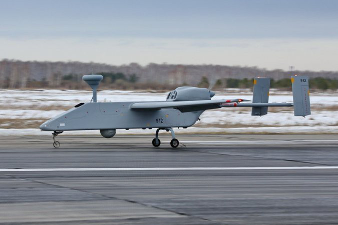 Ngoài ra theo lệnh của Bộ Quốc phòng Nga, công việc đang được tiến hành trên UAV nội địa Orion, được thiết kế để trinh sát kỹ thuật bằng hình ảnh, radar và vô tuyến điện. Trong tương lai, những chiếc máy bay không người lái này có thể được trang bị 4 tên lửa không đối đất.