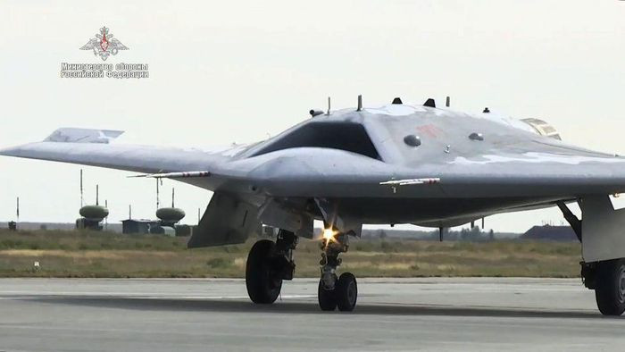 Một nguồn tin trong tổ hợp công nghiệp - quân sự Nga nói với hãng thông tấn RIA Novosti: "Gần đây chiếc S-70 Okhotnik đã thực hiện một số chuyến bay với các mô hình chức năng của tên lửa không đối không".