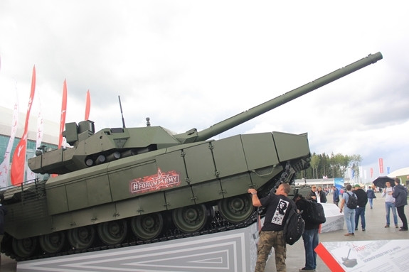 Ấn Độ là khách hàng lớn nhất của xe tăng T-72 và T-90 của Nga, họ đã thể hiện sự quan tâm đến xe tăng T-14 và có thể sớm đặt mua tới hàng ngàn chiếc cùng công nghệ chế tạo.