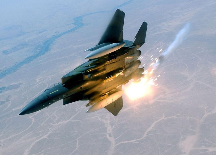 F-15E thực hiện chuyến bay đầu tiên vào năm 1986, và được bàn giao cho quân đội vào năm 1988.
