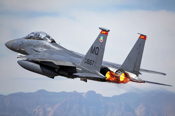F-15E được phát triển từ máy bay tiêm kích chiếm ưu thế trên không nổi tiếng F-15.