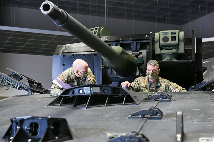 Lục quân Mỹ hiện có khoảng 2.000 chiếc Stryker, gồm nhiều phiên bản khác nhau. Nó có thể đạt tốc độ tối đa 105 km/h, mang được 200 lít nhiên liệu và vận hành được một quãng đường dài 530 km. Động cơ với mô men xoắn cực đại 780 Nm khiến Stryker có thể mang theo 2,9 tấn hàng hóa và kéo thêm được một chiếc xe 5 tấn phía sau.