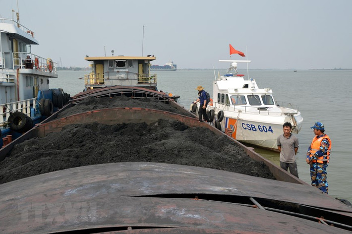 Sáng 20/4/2019, tại khu vực biển giáp ranh giữa Hải Phòng và Quảng Ninh, tổ công tác Bộ Tư lệnh Vùng Cảnh sát biển 1 phát hiện tàu hàng HP 4211 (tên khác là Bình Minh 18) thuộc Công ty cổ phần Thương mại và Dịch vụ Gia Đức đang chở khoảng 900 tấn than cám không có hồ sơ, giấy tờ chứng minh nguồn gốc hợp pháp. (Ảnh: TTXVN)