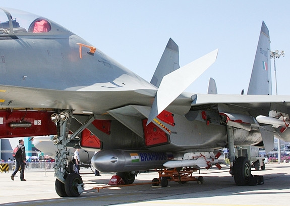 BrahMos là mẫu tên lửa hành trình nhanh nhất thế giới hiện nay với tốc độ di chuyển gấp 3 lần vận tốc âm thanh, nó được Ấn Độ và Nga hợp tác phát triển với nhiều biến thể khác nhau.