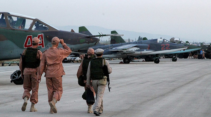 Syria là một đồng minh lâu đời và quan trọng tại khu vực chiến lược Trung Đông, nên Nga đã trợ giúpQuân đội chính phủ Syria rất nhiều để giành chiến thắng; đây là một gánh nặng rất lớn đối với bất kỳ một quốc gia nào, chưa kể hiện nay Nga đang bị bao vây cấm vận và ảnh hưởng của giá dầu mỏ lao dốc; vì vậy Nga cũng không thể kéo dài cuộc nội chiến tại Syria.