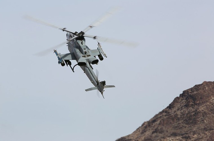 Mỗi cánh phụ của AH-1Z có thể mang theo tới ba loại tên lửa tấn công khác nhau với ít nhất 4 tên lửa chống tăng dẫn đường AGM-114 Hellfire, hệ thống rocket phóng loạt 70mm Hydra 70 hoặc APKWS II và tên lửa không đối không AIM-9 Sidewinder.