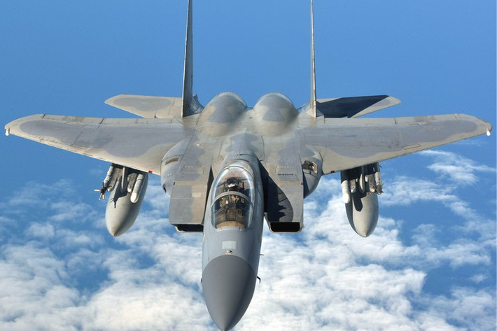 F-15E sở hữu hệ thống radar mảng pha chủ động còn trạm định vị quang học giúp nó có thể "đi săn" khi hệ thống radar đã tắt.