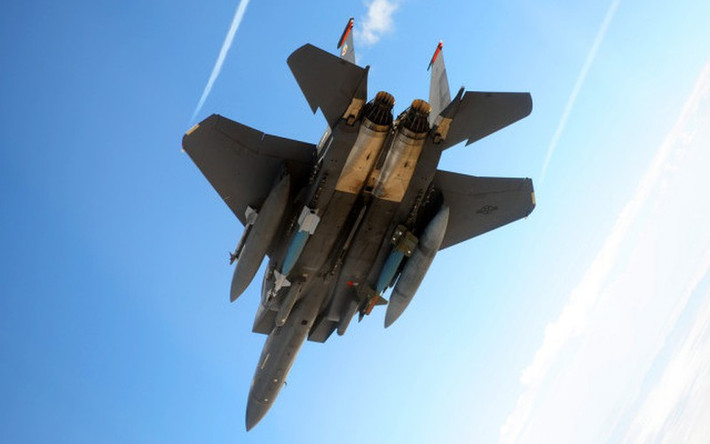 Khả năng đối không của F-15E được thừa hưởng từ chiến đấu cơ F-15. Vì thế nó được đánh giá nhỉnh hơn tiêm kích hạm F/A-18.