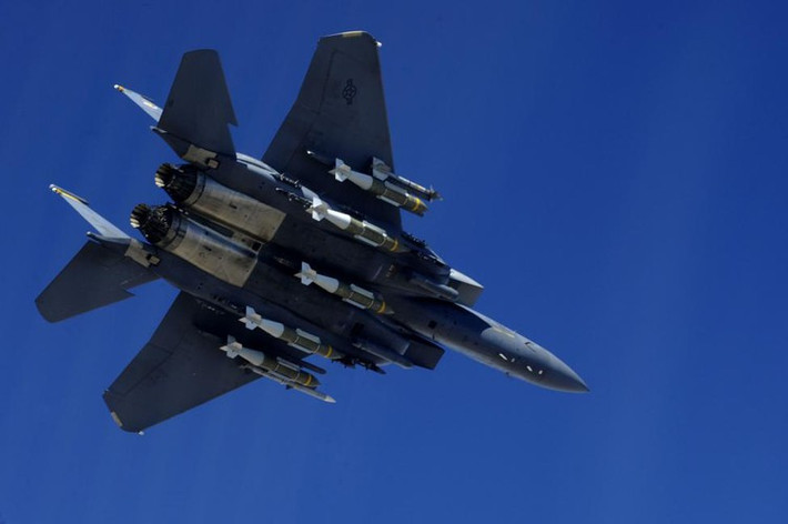 F-15E cũng có tốc độ cao hơn máy bay Nga khi có thể cơ động với tốc độ Mach 2,5 trong khi Su-35 của Nga chỉ dừng lại ở tốc độ Mach 2,2.