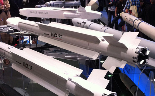 Rafale cũng sẽ được sửa đổi để tích hợp các phiên bản nâng cấp trong tương lai của tên lửa hành trình tàng hình SCALP-EG của Pháp và tên lửa hành trình siêu thanh ASMP-A mang đầu đạn hạt nhân 300 kiloton. Hiện nay có tin Pháp đang phát triển một siêu tên lửa hành trình AS4NG có tầm bắn từ 500 km đến 1.000 km.