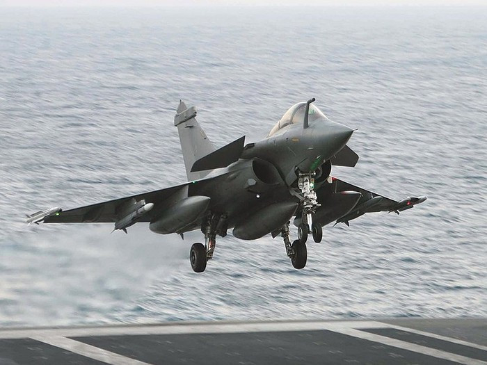 Tuy nhiên, so với các máy bay phản lực hai động cơ thế hệ thứ tư lớn hơn, như Su-35 hoặc F-15, thì Rafale có trần bay kém hơn và có tốc độ tối đa thấp hơn; đây là điểm yếu của Rafale so với các máy bay chiến đấu khác cùng phân khúc.
