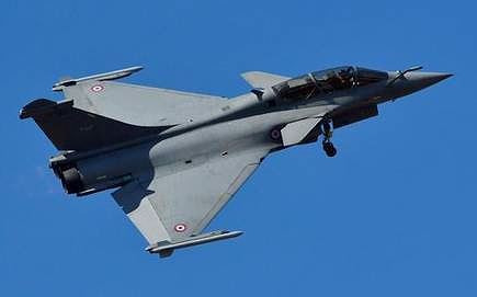 Không quân Pháp dự kiến sẽ đầu tư để tăng gấp đôi "tính năng tàng hình" trên máy bay Rafale thế hệ 4++, bằng cách tích hợp thêm hệ thống điện tử hàng không kiểu F-35 và cải thiện khả năng tác chiến mạng. Mặc dù được tích hợp công nghệ tàng hình, nhưng chiếc Rafale không phải là loại máy bay tàng hình thực sự như F-35.