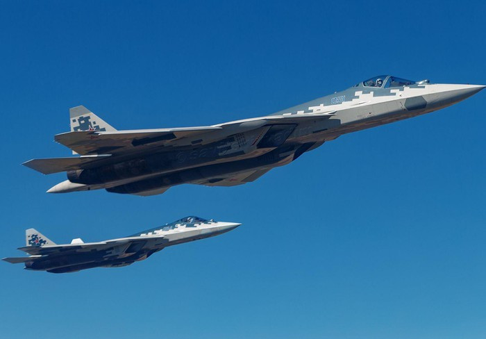 Trong số những điều khác, do việc điều khiển Su-57 sẽ được tiến hành từ xa, đã xuất hiện gợi ý rằng việc kiểm soát chiếc tiêm kích này thông qua sóng vô tuyến có thể bị đánh chặn, ví dụ bằng cách gây nhiễu thông qua khí tài tác chiến điện tử.