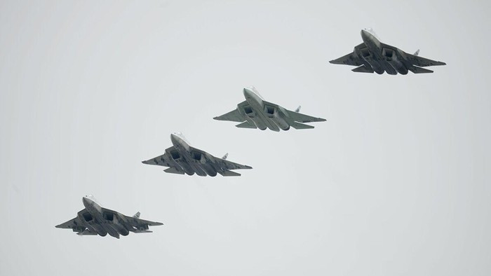 Theo ước tính sơ bộ, nếu phiên bản không người lái của tiêm kích tàng hình Su-57 thực sự được đưa vào sử dụng thì loại máy bay này sẽ bắt đầu được cung cấp cho lực lượng hàng không - vũ trụ Nga vào năm khoảng sau thập niên 2030.