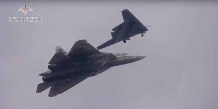 Cụ thể theo những lập luận đã trình bày, phiên bản không người lái của Su-57 phù hợp hơn khi thực hiện chức năng cường kích tấn công các mục tiêu trên đất liền và trên biển.