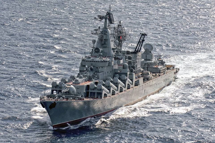 Trong khi đó, để đánh chặn, soái hạm Nga có S-300F - phiên bản trên hạm của hệ thống S-300. Loại tên lửa này có tầm bắn 150km với máy bay và 30km với tên lửa đạn đạo, độ cao tác chiến 27km, bộ chiến đấu nặng 90kg, được phóng bằng hệ thống phóng thẳng đứng, 8 ống phóng được bố trí thành 2 cụm bên trái, phải của đuôi tàu, mỗi bên 4 ống.
