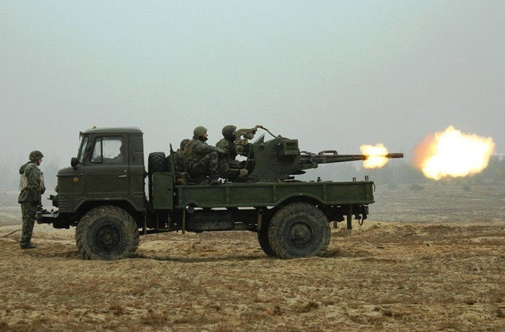 Khẩu pháo phòng không ZU-23-2 được lắp ở phía sau thùng xe tải KamAZ, quay nòng nhắm trực tiếp tới các xe bọc thép của Mỹ chỉ được trang bị súng máy. Ảnh minh họa.