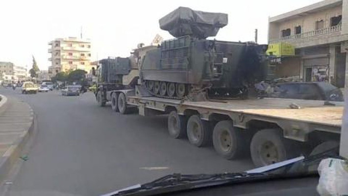 "Vào đêm 3/6, tài khoản Twitter của nhà quan sát Last Defender đã đăng tải đoạn video ghi lại cuộc không kích mạnh mẽ từ các máy bay chiến đấu Nga tại khu vực có hệ thống phòng không Thổ Nhĩ Kỳ".