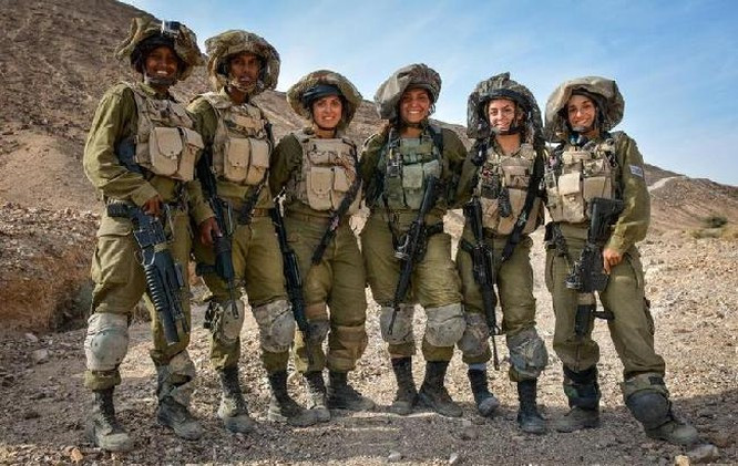 Khi các thanh niên Israel trở thành tân binh theo pháp lệnh quốc gia, có một hoạt động không thể thiếu là đến thăm Bức tường Than khóc và Đài tưởng niệm vụ thảm sát Holocaust ở Jerusalem. Các tân binh sẽ đến Bức tường Than khóc trong đội ngũ chỉnh tề và lắng nghe sĩ quan hướng dẫn kể về lịch sử đau thương người Do Thái không chốn nương thân suốt hai nghìn năm, thánh đường bị phá hủy và cả dân tộc phải lưu lạc khắp nơi. Nhờ hệ thống phòng thủ quốc gia hoàn chỉnh và nền giáo dục quốc phòng đã đi sâu vào lòng người dân mà Israel đã hình thành một mô thức chiến đấu “toàn dân đều là lính”.